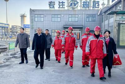 集團(tuán)董事長(zhǎng)苗廣發(fā)帶隊(duì)大年初一慰問(wèn)堅(jiān)守崗位的干部員工